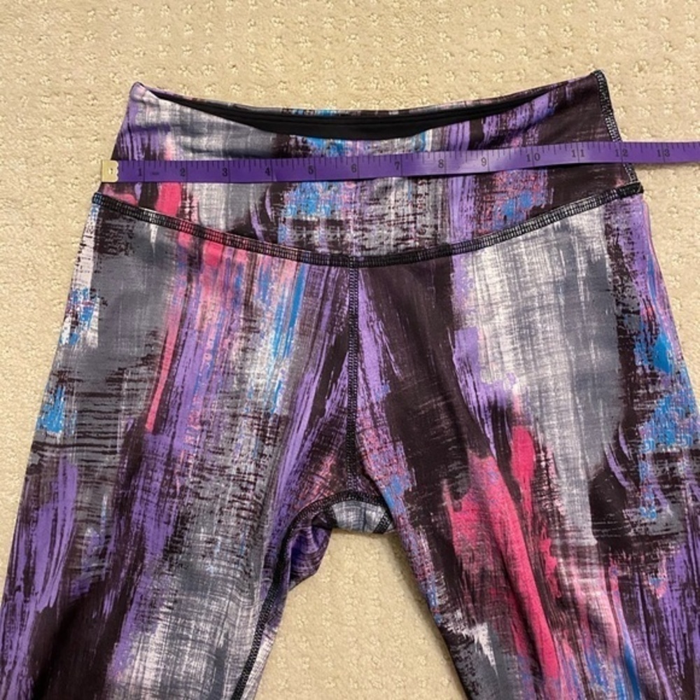 Women’s Beyond Yoga Capri Multi-Colored Leggings - Picture 6 of 7